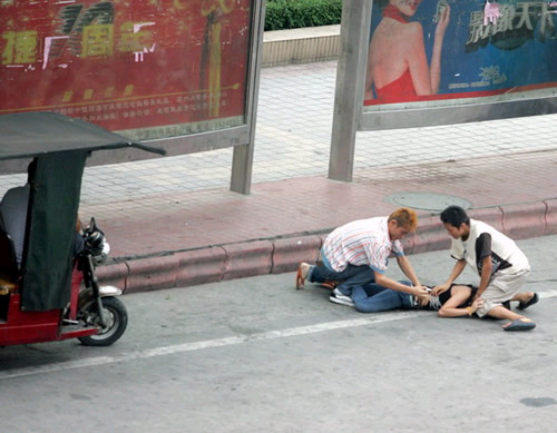 歹徒光天化日当街抢劫女子 过程被真实拍下