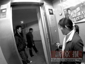 醉汉踹坏电梯3人被困