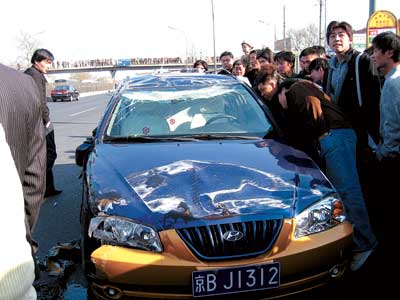 出租翻車,群眾拽出車內人 司機輕傷,乘客左眼縫針