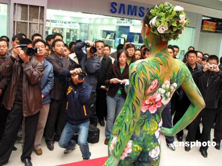 图文:商场裸体女模特展示人体彩绘