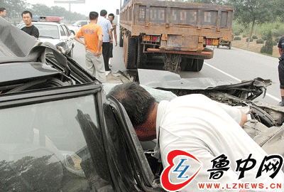 轎車塞進大貨車下 幸虧司機本能低頭才保住性命