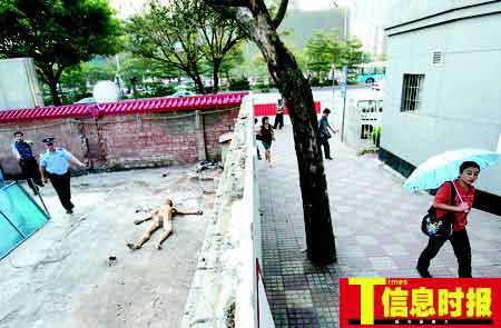 男子浑身赤裸攀树不慎坠地身亡(图)