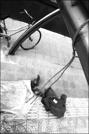 昨日下午1时许,在厦门杏林派出所前公交站,一男子吊死在站亭梁上