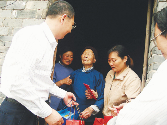 5月7日,家住如皋白蒲鎮91歲高齡,雙目失明的周粉英老人不顧個人屈辱