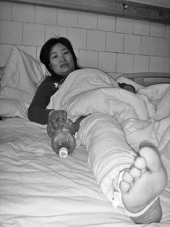 躺在病床上的李永华本报开封讯 日前,在兰考县发生一起车祸,当事人