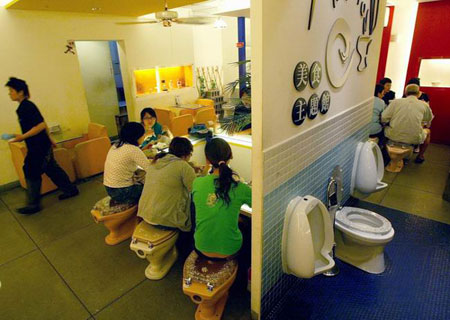 组图:台湾厕所餐厅顾客在马桶上快乐就餐