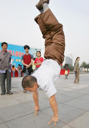 组图:浙江男子20年练就二指禅倒立