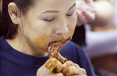 美国女大胃王12分钟吞下9斤重大火鸡(组图)
