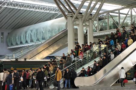 圖文:一批乘客正在前往南京火車站站臺準備乘車