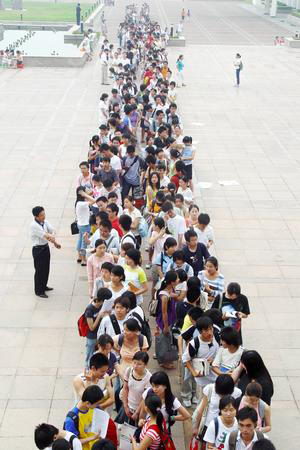 组图大学生排长队上自习迎接期末考试