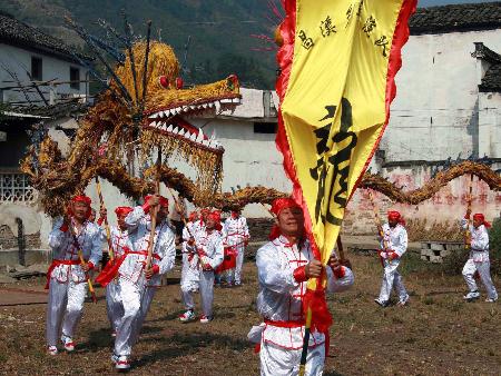 圖文:(1)安徽歙縣農民舞草龍慶豐收