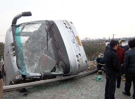 图文:(3)沪宁高速无锡段发生车祸造成3人死亡