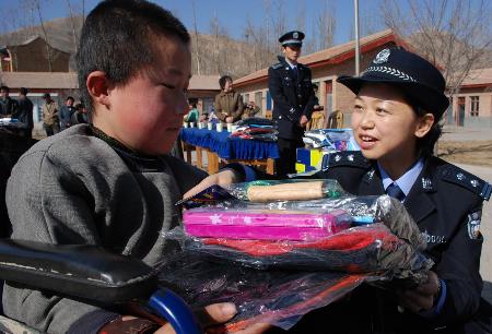 當日,西寧海關緝私局緝私警官將價值近萬元的衣物,學習用具送到青海省