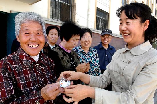 图文"爱心卡"惠泽特困低保家庭(1)