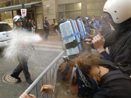 布什国内出巡遭抗议警察被迫施放催泪瓦斯附图