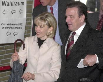 图文:德国总理施罗德与夫人在汉诺威参加投票