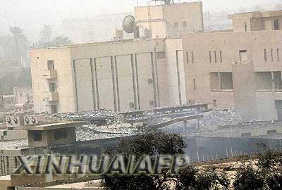 图文:伊拉克国家电视台在空袭中被炸