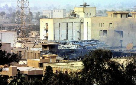 图文:伊拉克国家电视台遭空袭后部分建筑受损