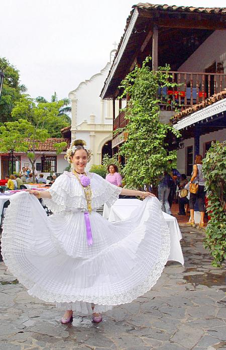 一名巴拿马少女在展示传统的巴拿马长裙