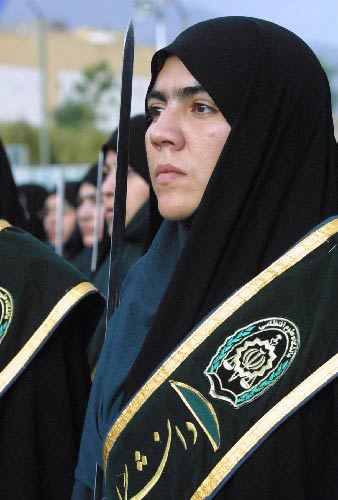 伊朗伊斯兰共和国首批女警察(组图)