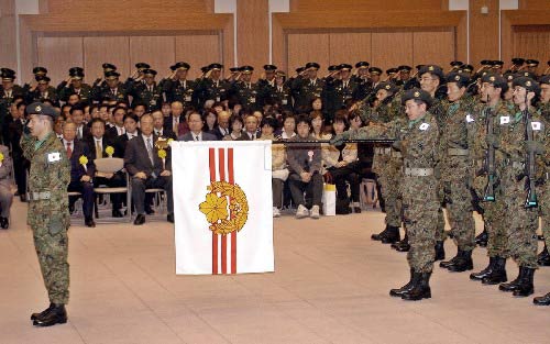 日本陆上自卫队先遣队起身前往伊拉克(组图)