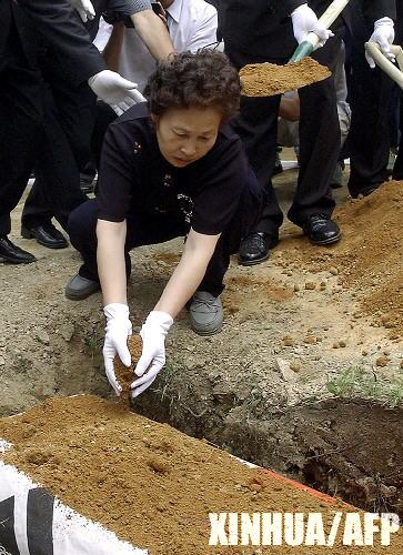 被害韩国人质金善日在釜山下葬组图