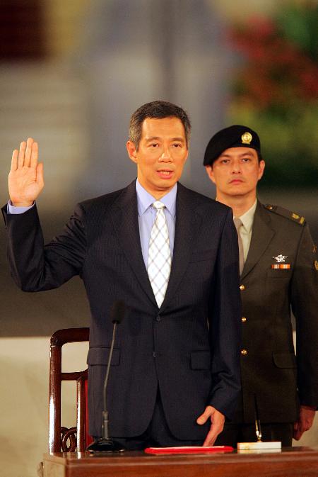 图文:李显龙宣誓就任新加坡总理(2)