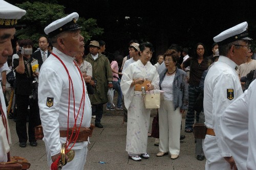 8月15日,在東京靖國神社,一些日本老兵身穿二戰時的軍裝招搖過市 