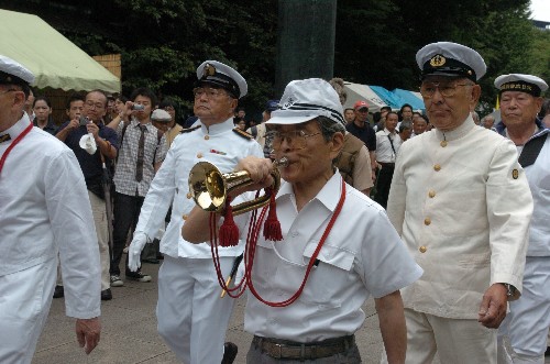 8月15日,在東京靖國神社,一些日本老兵身穿二戰時的軍裝招搖過市,為