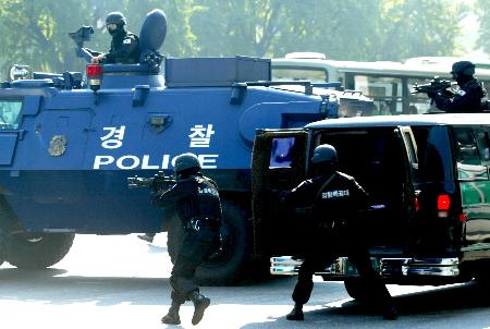 组图:韩国警察举行反恐训练