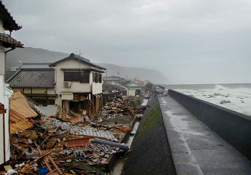 10月20日,在日本高知縣,海岸邊的房屋被颱風摧毀