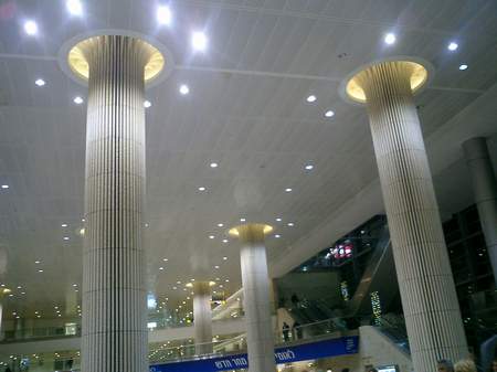 组图本古里安机场大厅中漂亮的罗马式立柱