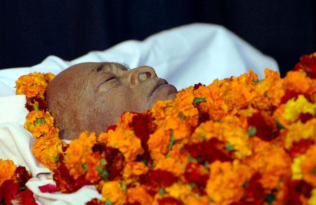 12月23日,在印度首都新德里,印度前总理拉奥的遗体摆放在鲜花中