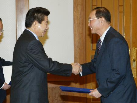 图文:韩国总统卢武铉对内阁进行部分改组