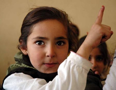 照片,一名伊拉克小女孩在首都巴格达一个学校的课堂上准备回答问题