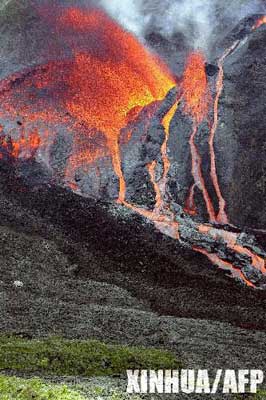 世界最活跃的活火山之一富尔奈斯火山喷发图