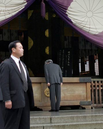 2005年10月17日小泉参拜靖国神社