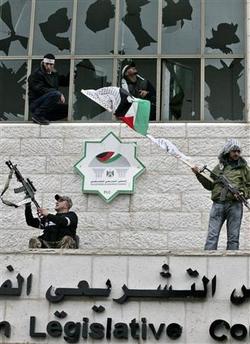 法塔赫武装占领议会大楼抗议哈马斯(组图)