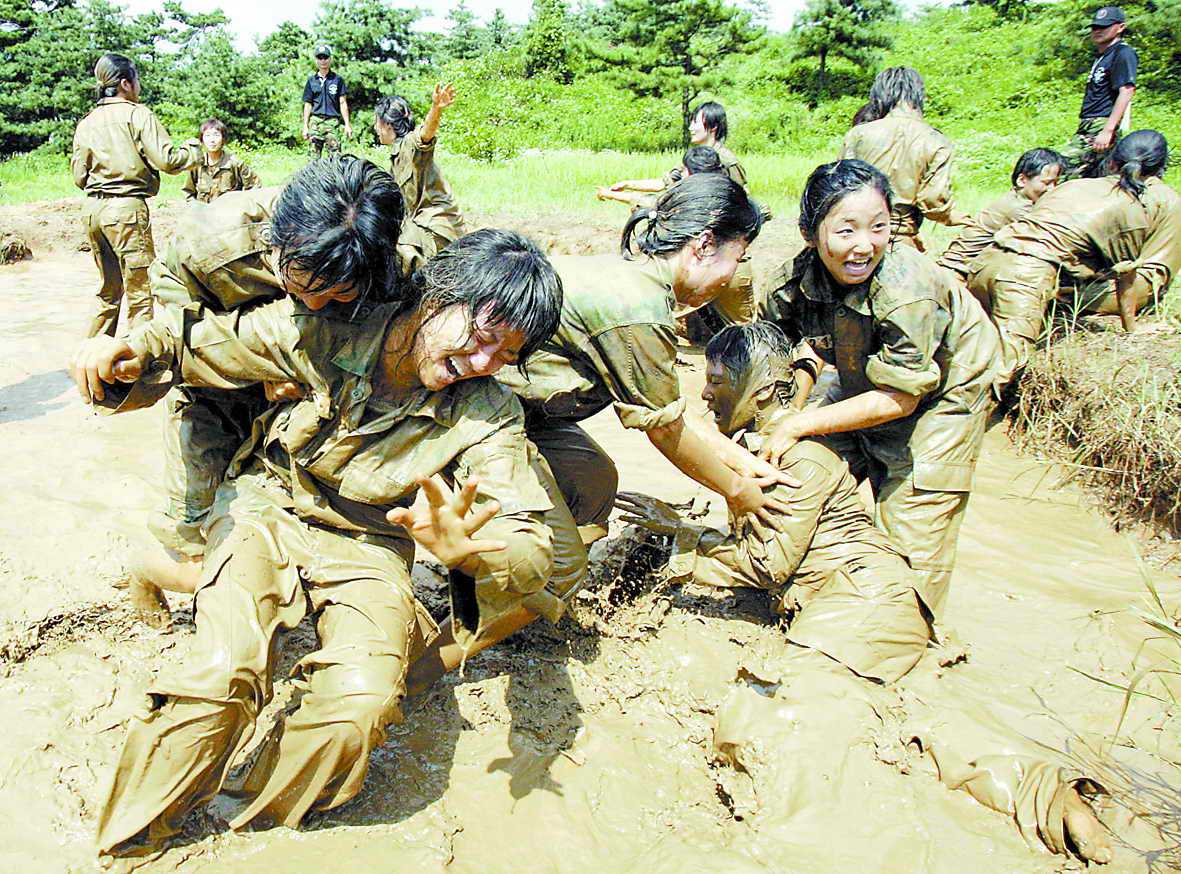 韩国女生泥潭军训