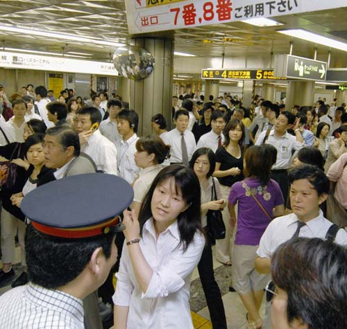 14日,乘客因停电滞留东京涩谷站.