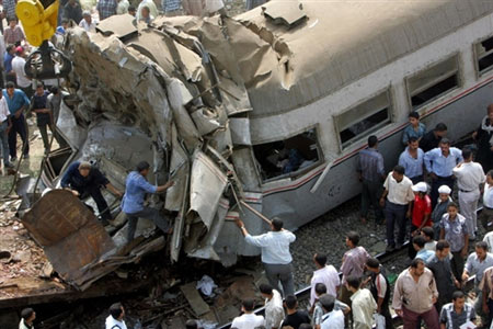 埃及火车相撞事故80人死亡163人受伤(图)