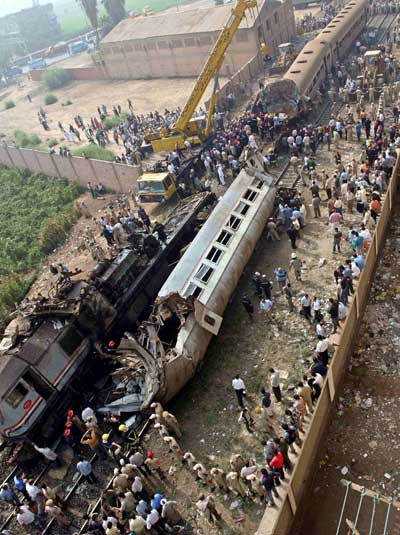 救援人员与围观群众聚集在火车相撞事故现场造成至少51人死亡上百人