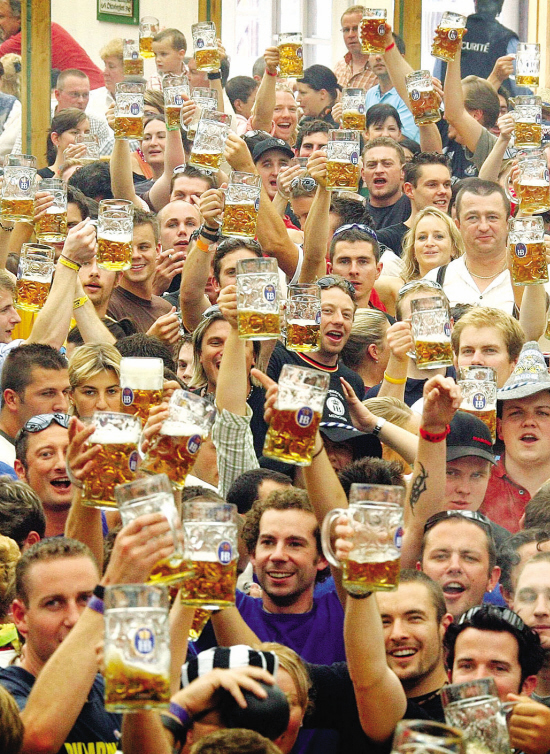啤酒节开怀畅饮的图片图片