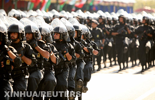 9月22日,防暴警察在伊朗首都德黑兰参加纪念两伊战争爆发16周年曾兵