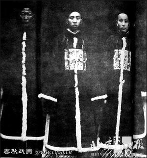 清朝皇宫里的大太监:杨子真,王凤池,刘兴桥养心殿前十六太监合影1948