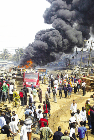 尼日利亚经济中心拉各斯26日发生输油管爆炸事件,这起由油耗子偷油