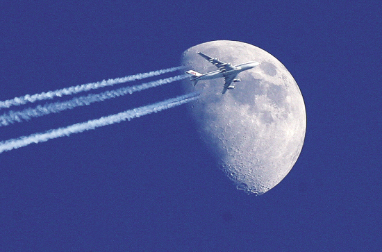 1月27日,在德国首都柏林上空,一架喷气式客机飞临月球新华社/法新