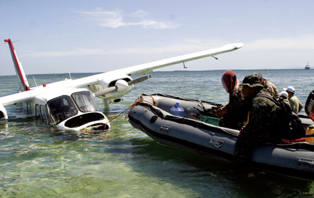 菲律宾一飞机迫降海面
