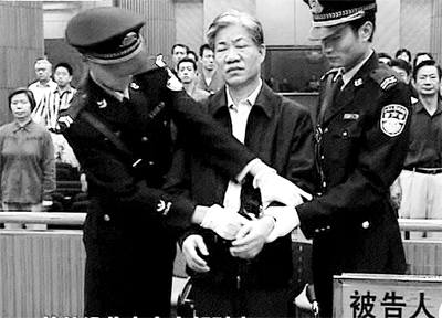 国际新闻 正文 郑筱萸在庭审现场.昨日,郑筱萸一审被判死刑.