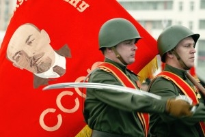 俄军将更换两千多种旗帜 苏联领袖肖像不复存在